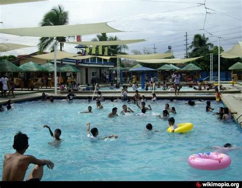 Public swimming pools in Las Piñas, Calabarzon .